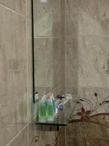 AparanAparan Hotel的浴室设有玻璃架、牙刷和镜子