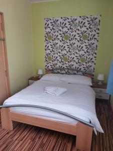 - un lit avec une chemise blanche dans une chambre dans l'établissement Apartments Lafranconi, à Bratislava