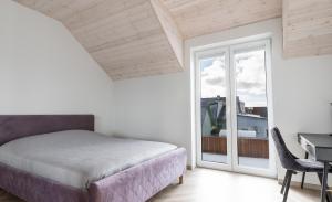 1 dormitorio con cama, escritorio y ventana en Posti villa, en Pärnu