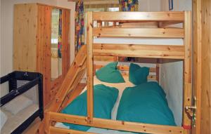 Etagenbett mit grünen Kissen in einem Zimmer in der Unterkunft Hanselerhof in Rinn