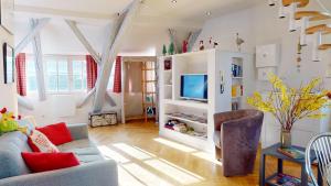 uma sala de estar com um sofá e uma televisão em Duplex Le coup de coeur - Hyper Centre em Colmar