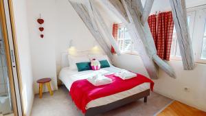 um quarto com uma cama com toalhas em Duplex Le coup de coeur - Hyper Centre em Colmar