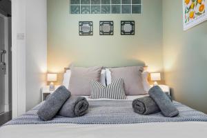 een slaapkamer met een bed met handdoeken erop bij 2 Bed Stunning Spacious Apt, Central Portsmouth, Parking - Sleeps 4 by Blue Puffin Stays in Portsmouth
