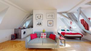 uma sala de estar com um sofá e uma cama em Duplex Le coup de coeur - Hyper Centre em Colmar