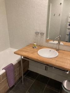 łazienka z umywalką i wanną w obiekcie Auberge des isards w mieście Aydius