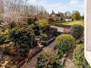 a garden with bushes and trees and a house at 3 Bed in Baslow PK917 in Baslow