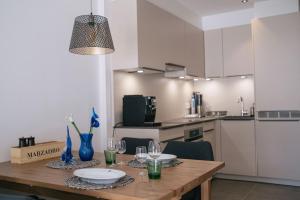 A kitchen or kitchenette at Forellenhof Appartements & Grossmutters Bungalow