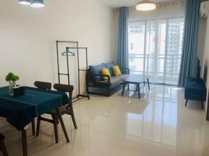 sala de estar con sofá y mesa en 温馨别致1+2房 en Kampong Pok Kechil