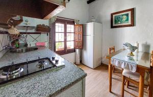 Dapur atau dapur kecil di Cozy Home In Benalaureia With Kitchen