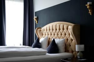 Säng eller sängar i ett rum på Hotel Mühldorf