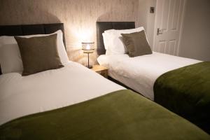 מיטה או מיטות בחדר ב-2 Bedroom Property with Free Parking close to Leeds City Centre