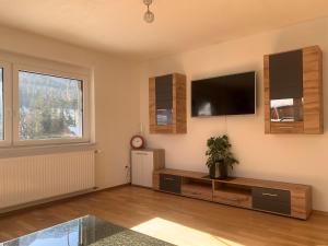 TV a/nebo společenská místnost v ubytování Ferienwohnung mit Bergblick in Bad Bleiberg