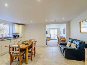 a kitchen and living room with a table and a couch at 2 Bed in Langtoft 82339 in Weaverthorpe