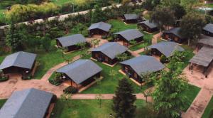 uma vista geral de um grupo de casas com telhados em Cabañas bungalow, El Bosque de los Sueños em Cubillos del Sil