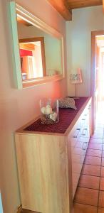 eine Küche mit einer Theke mit einem Spiegel und einem Waschbecken in der Unterkunft Ferienhaus Pappenheimer in Regen