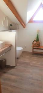 ein Badezimmer mit einem weißen WC im Dachgeschoss in der Unterkunft Ferienhaus Pappenheimer in Regen