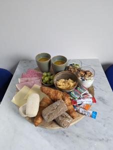 una mesa con una bandeja de queso y otros alimentos en Hotel 1851, en Wijk bij Duurstede