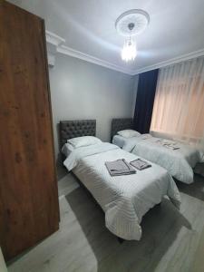 - une chambre avec 2 lits et des serviettes dans l'établissement APARTİST 2, à Istanbul