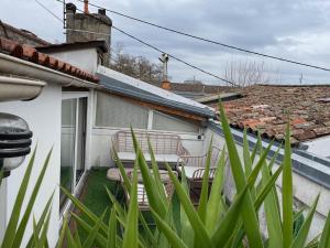 - un balcon d'une maison avec deux chaises dans l'établissement Logement familial Etage privatif, à Bordeaux