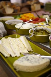 un vassoio con formaggio e altri alimenti su un tavolo di Riverside Apartments ad Ängelholm