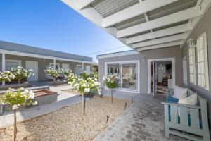 an open courtyard with trees in a house at La Montagne Lodge in Riebeek-Kasteel