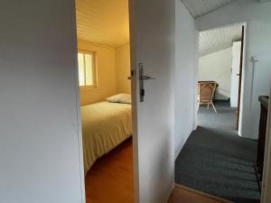 une porte menant à une chambre avec un lit dans l'établissement Logement familial Etage privatif, à Bordeaux