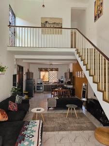 sala de estar con escalera y sala de estar en Jamiitown Homes en Kilifi