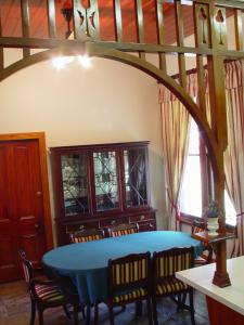 una sala da pranzo con tavolo e sedie blu di Sylvania Park a Horsham