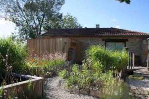 Saint-PompontGîte Le Maine Libre* SPA* Calme et authenticité的前面有花园的小房子