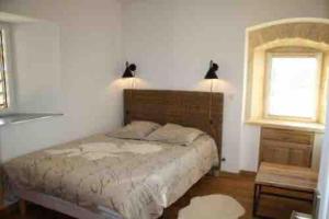 Saint-PompontGîte Le Maine Libre* SPA* Calme et authenticité的带床和窗户的卧室