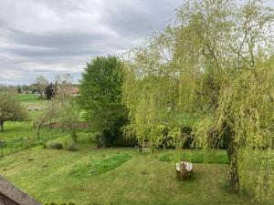 Ogród w obiekcie Logis côté Cour