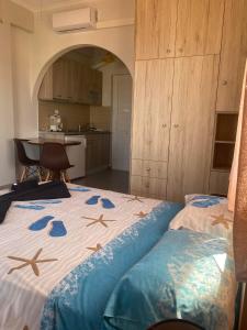 Ágios Konstantínos的住宿－Christina Sea View，一间卧室配有海星床