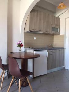 a kitchen with a table and a table and chairs at Christina Sea View in Ágios Konstantínos