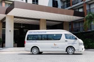 een wit busje geparkeerd voor een gebouw bij The Park Nine Hotel Suvarnabhumi in Lat Krabang
