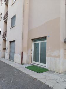 un edificio con una puerta grande y un césped verde en Paolessi House en Rieti