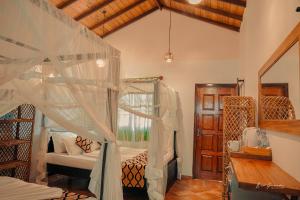 een slaapkamer met een hemelbed bij MANTA RAY MANOR HAVEN -Nestled on Sri Lanka's Southern Coast, offers Luxurious rooms with Ocean, Garden, & Pool Views, a Private Beach, Ocean-View Pool with a Jacuzzi, & Event Hosting & more, your Perfect Escape for Relaxation & Unforgettable Moments in Ahangama +278 foto's
