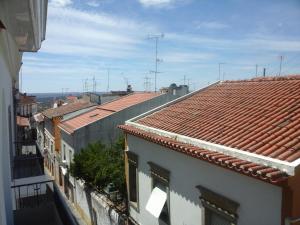 vistas a los tejados de los edificios de una ciudad en CasaDaLoja, en Portalegre