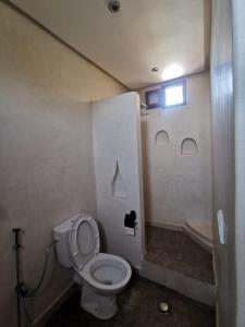 La salle de bains est pourvue d'une douche et de toilettes. dans l'établissement Villa Baraka, à Marrakech
