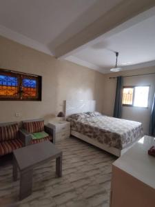 - une chambre avec un lit et un canapé dans l'établissement Villa Baraka, à Marrakech