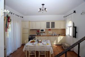 A kitchen or kitchenette at Stalakton Country Maisonettes
