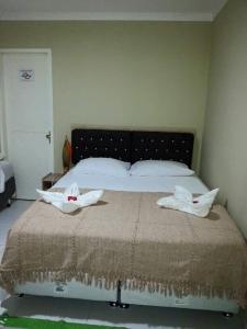 - une chambre avec un lit et 2 serviettes dans l'établissement Casa L&A 01, à Aracati