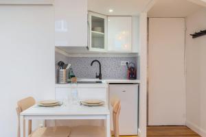 Kuchyň nebo kuchyňský kout v ubytování Charming renovated and bright studio in the center + 16 fotografií