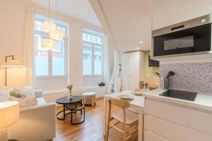 een keuken en een woonkamer met een tafel bij Charming renovated and bright studio in the center in Lille