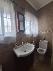 ein Bad mit einem Waschbecken und einem WC in der Unterkunft Ukuthula Blissful Breakaways in Margate