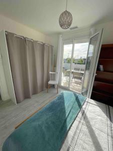 a living room with a blue rug on the floor at Maison 6 personnes Soulac Climatisée Fibre in Soulac-sur-Mer +27 photos