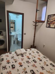 um quarto com uma cama e uma casa de banho em V-Appartment em Tirana