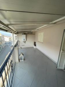 una stanza vuota con balcone in un edificio di Terra Sole Monica Camera Sole a Pontecorvo