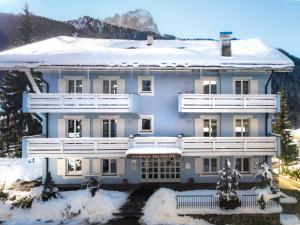 セルヴァ・ディ・ヴァル・ガルデーナにあるAppartamenti Sausalitoの雪の大白い家