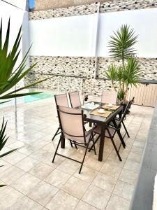 un tavolo e sedie su un patio con piante di CASA RURAL AREV a Herrera del Duque