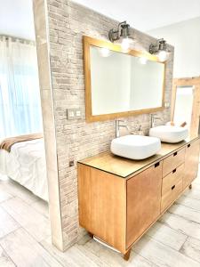 Baño con 2 lavabos y espejo en CASA RURAL AREV, en Herrera del Duque